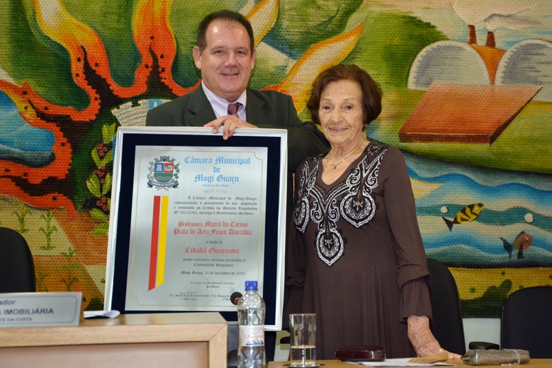 Câmara Homenageia a Professora Maria do Carmo Praia de Aeta Fusco Darcádia com a outorga do Título de Cidadã Guaçuana.