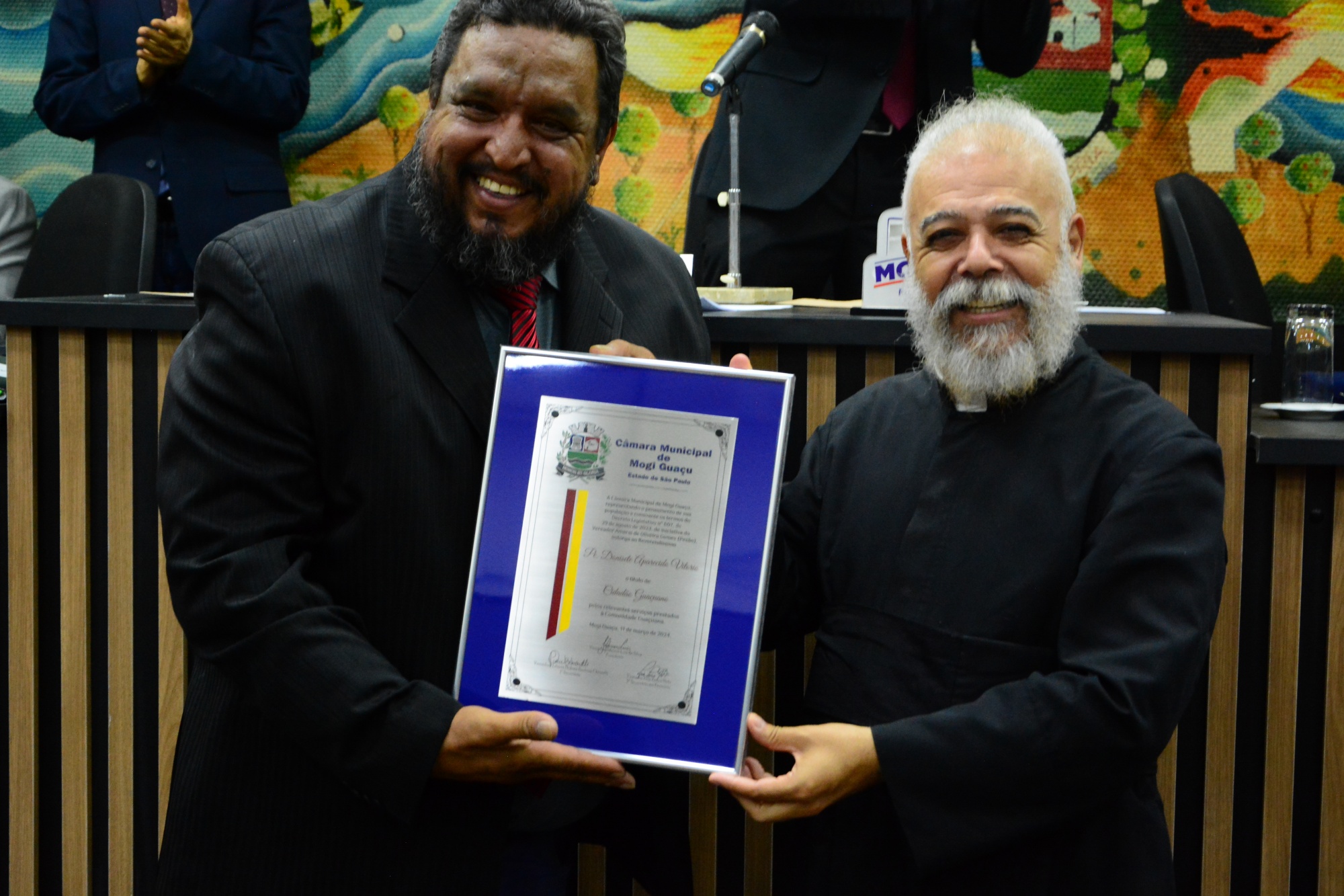 Padre Donisete Aparecido Vitório recebe o título de 'Cidadão Guaçuano'